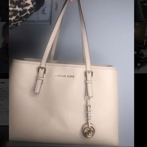 NWOT Authentic Real Michael Kors LRGE Beige bag!